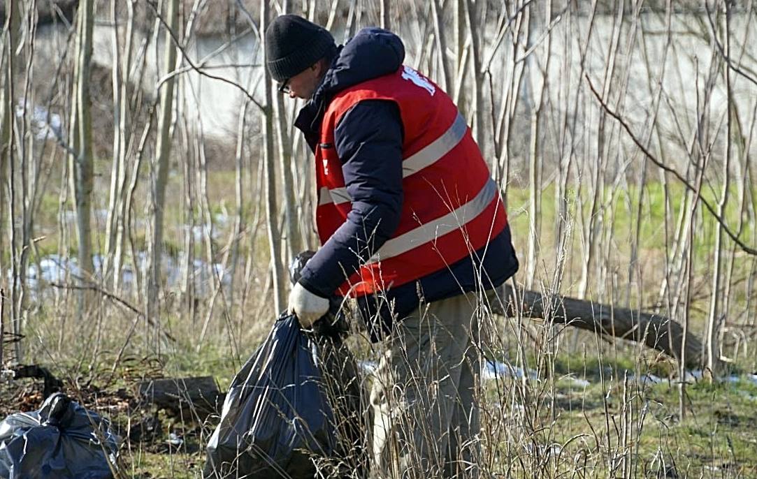 В Керчи убирают "внекодастровые" зоны  Одной из локаций для очистки стал Вокзальный переулок  Уборщики территорий обследовали труднодоступные места, собрали ветки, застарелый бытовой мусор, листву, камни – все, что скапливалось годами.    За день работы собрали десятки мешков с мусором, который оперативно вывозится. Территория, куда давно не ступала нога человека, приняла ухоженный вид.    Параллельно подобная работа ведется во всех районах города в соответствии с планом-графиком и картами города. На некоторые локации уборщикам приходится заходить по несколько раз в неделю – настолько много скапливается мусора и листвы.    "Уважаемые керчане! Не захламляйте территории, не складируйте шины, коробки, самодельные будки для животных внутри дворов. Все это подлежит уборке. Чистота начинается с каждого из нас",- написал Олег Каторгин.