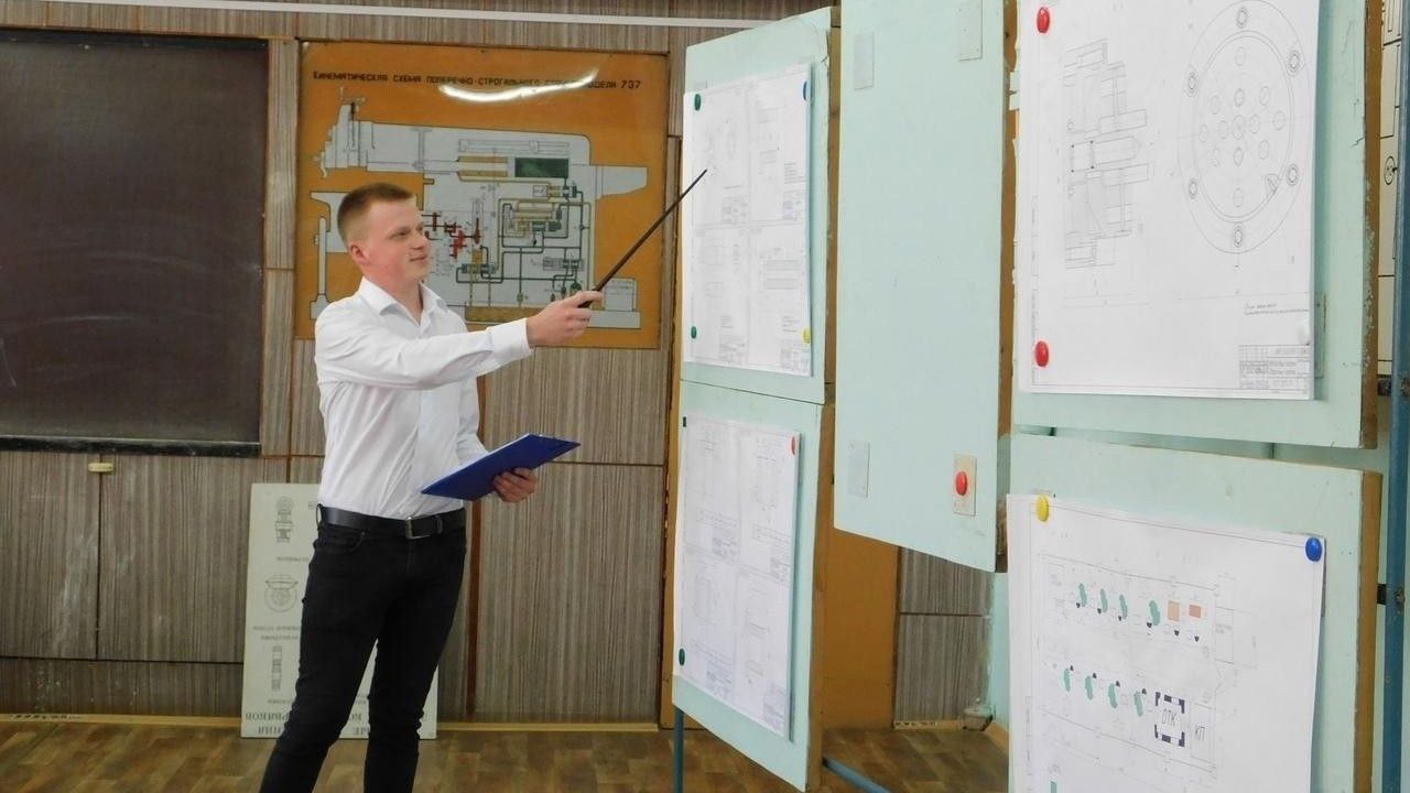 На Вологодчине определили лауреатов премии За верность родной земле Соответствующее распоряжение подписал губернатор Георгий Филимонов Традиционно выбрали 25 самых инициативных и талантливых учителей достигших больших успехов в профориентационной работе Ими стали классные руководители 9 и 11 классов общеобразовательных школ 14 муниципалитетов а также Вологды и Череповца Каждому направим денежное вознаграждение по 50 тысяч рублей Благодарим наших педагогов за верность делу и заботу о будущем Вологодчины Благодаря вам молодежь обретает реальный стимул оставаться в регионе развиваться в профессии и работать на благо родной земли отметил Георгий Филимонов В число лучших вошли педагоги из Вологды Череповца Кадуйского Вожегодского Нюксенского Усть Кубинского Великоустюгского Грязовецкого Никольского Тотемского Бабаевского Вологодского Череповецкого Кирилловского Харовского и Вытегорского округов Всего в конкурсном отборе в этом году участвовали более 40 человек Определяющим критерием при выборе победителей было число выпускников поступивших в учебные заведения области трудоустроившихся на территории региона либо получивших образование по целевому договору от Вологодской области Правительство Вологодской области Telegram MAX