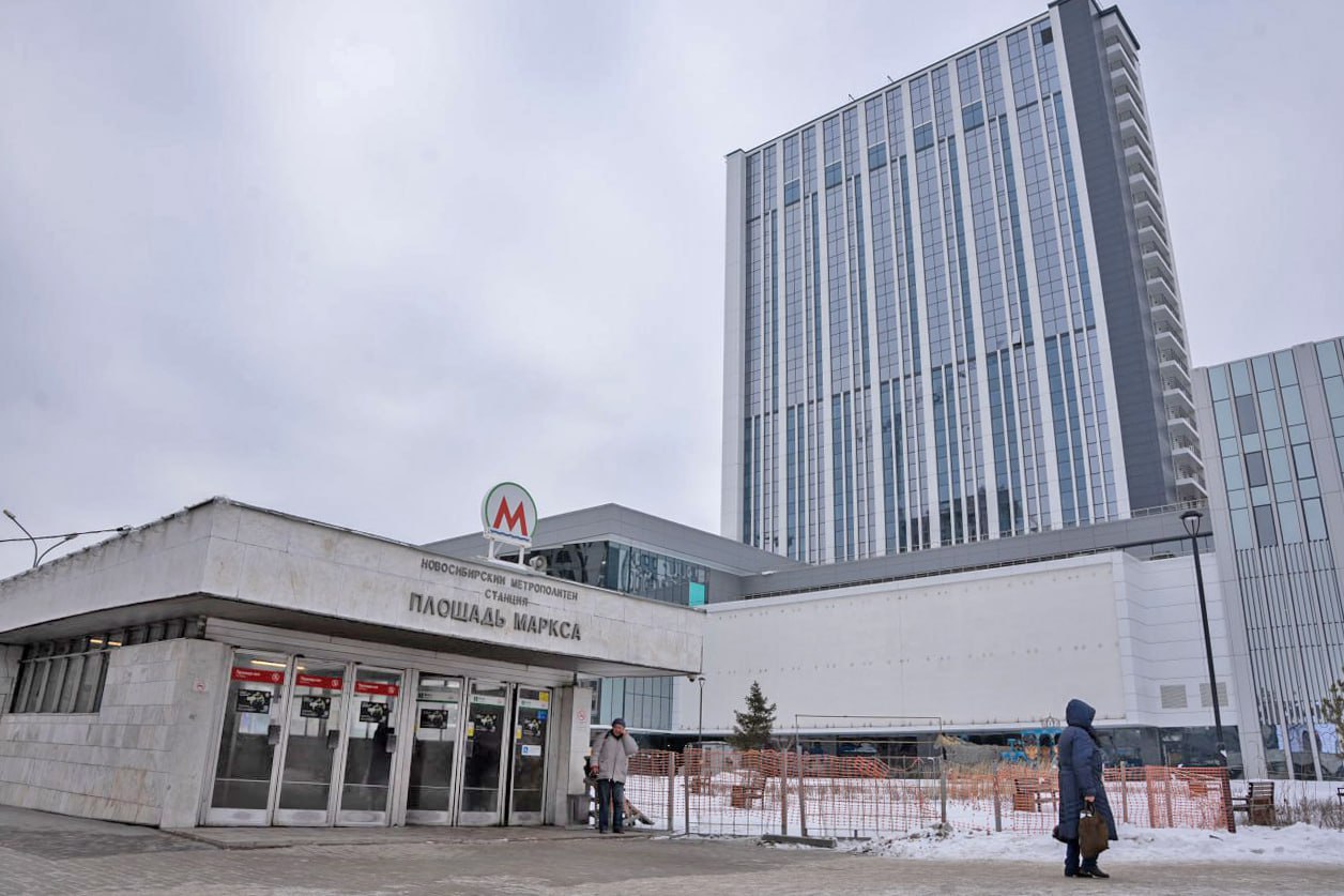 Легендарную гостиницу долгострой Турист на площади Маркса планируют ввести в строй в 2026 году В мэрии Новосибирска рассказали что в следующем году планируют завершить работы на пяти долгостроях это два жилых дома на улицах Титова и Дуси Ковальчук здание с торговыми помещениями в Горском микрорайоне учебный центр на улице Кошурникова и гостиница Турист на проспекте Карла Маркса Гостиницу напомним начала строить ещё в 1968 году но уже к началу 80 х годов объект был заморожен В начале 2000 х к нему пристроили торговый центр но дальше ситуация так и не двинулась Изменения начали происходить в 2018 тогда начался современный этап реконструкции В здании также откроется фитнес центр ресторан и торгово выставочное пространство