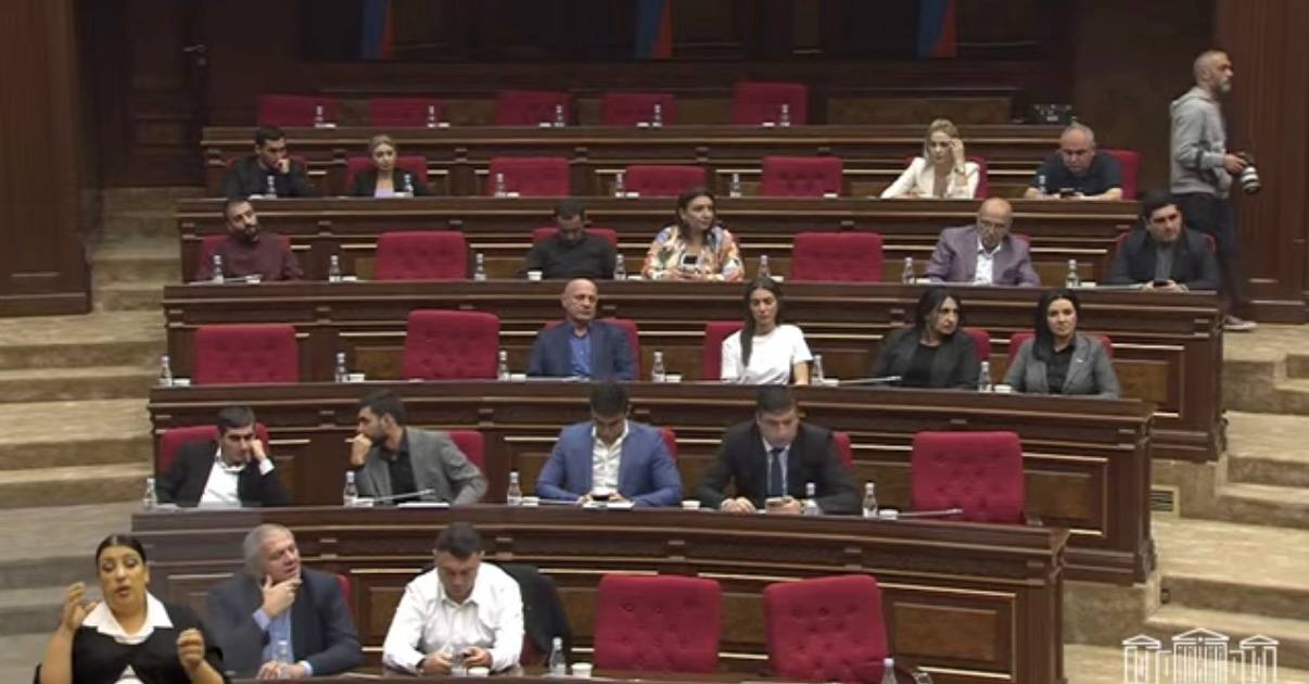 Спикер парламента Армении Ален Симонян прокомментировал полупустой зал на слушаниях оппозиции по выражению недоверия премьер министру Симонян опубликовал фото зала с подписью Зал в данный момент На снимке видно что далеко не все места заняты Ведущий заседания Айк Мамиджанян ранее сообщил что желающих принять участие было около 300 человек Однако в зале всего 160 мест уточнил спикер парламента Таким образом Симонян косвенно поставил под сомнение активность и поддержку оппозиционного мероприятия Подписаться на нас