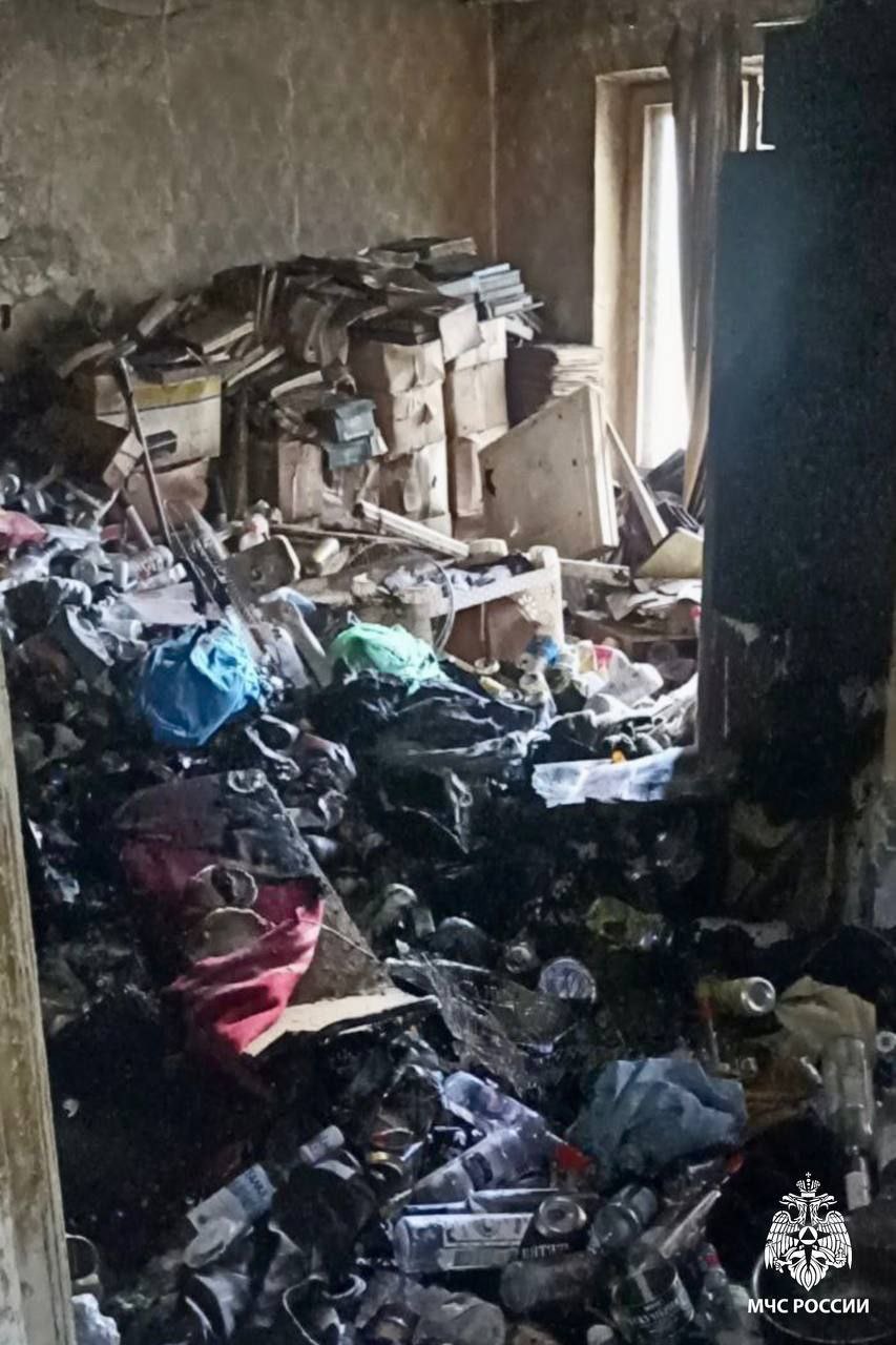 На пожаре в Энгельсе спасли пенсионера В однокомнатной квартире на 4 этаже жилой пятиэтажки на Полиграфической сегодня ночью загорелись личные вещи и складируемый мусор. Обнеборцы МЧС России вскрыли дверь в жилье и обнаружили 70-летнего мужчину. Пенсионера вывели на улицу и передали медикам. Он госпитализирован с ожогами. Возгорание на 2 квадратных метрах потушили 3 пожарных расчета. Предварительная причина ЧП - неосторожное обращение с огнем при курении пострадавшего. Квартира была в буквальном смысле завалена мусором.