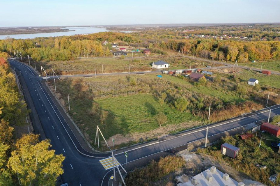 Более миллиарда рублей на инфраструктуру получат муниципалитеты Хабаровского края в течение трех лет Субсидии пойдут на подключение нового жилья к коммуникациям и строительство дорог к участкам предназначенным для жилищного строительства Средства будут распределены по конкурсу До 13 февраля принимаются заявки от муниципальных образований Под программу также подходят участки которые уже переданы многодетным родителям семьям участников СВО и получателям Дальневосточного гектара Извещение о проведении конкурсного отбора с указанием необходимых документов размещено на официальном сайте министерства   clck ru 3RcaWc Подать документы можно в отдел развития жилищного строительства минстроя края в будние дни с 09 00 до 18 00 по адресу г Хабаровск ул Муравьева Амурского д 32 этаж 3 каб 324