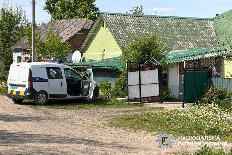 Один полицейский погиб второй ранен в результате стрельбы в селе Терлевка Хмельницкой области сообщает полиция Огонь открыл водитель во время проверки документов Он был лишен водительских прав судом Стрелка ищут Сайт Страна X Twitter Прислать новость фото видео Реклама на канале Помощь
