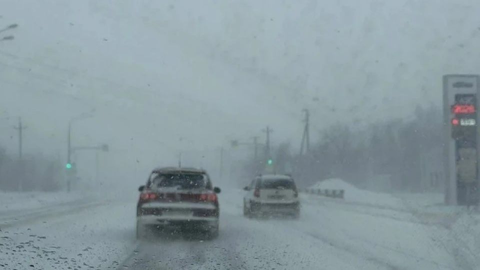Навал судов и падение деревьев в МЧС рассказали о последствиях непогоды в Крыму За сутки из за непогоды в Крыму произошло шесть различных происшествий Об этом сообщили в пресс службе республиканского главка МЧС В регионе продолжает действовать штормовое предупреждение По состоянию на 12 00 воскресенья 11 января максимальные порывы ветра зарегистрировали в Феодосии и Алуште 24 м с а в Симферополе Керчи и Ялте 19 м с Из за непогоды в Крыму произошло шесть происшествий Так на улице Красноармейской в Ялте обрушилась часть подпорной стены частного подворья В Керчи и Ленинском районе упали три дерева В городе герое также оказалась поврежденной газовая труба Кроме того на якорной стоянке 471 в Керчи произошел навал двух судов Разлива нефтепродуктов не было В помощи суда не нуждаются Они с Подробнее