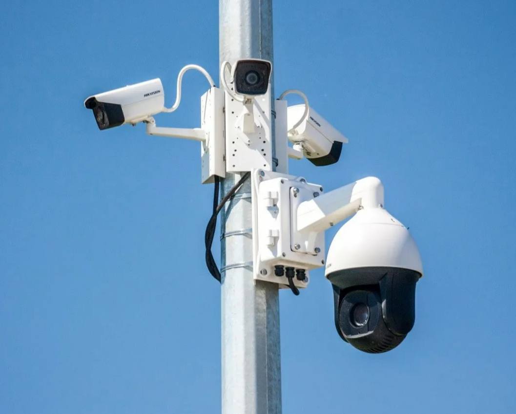 В Темрюкском районе увеличивают количество камер Безопасный город На сегодняшний день на территории района работают 400 камер для контроля и безопасности В начале года за счёт краевого бюджета было закуплено 200 видеокамер для установки в местах массового пребывания граждан Завершены работы по монтажу 19 систем видеонаблюдения в посёлках Светлый Путь и Кучугуры 64 в станицы Тамань В ближайшее время стартует установка 40 камер в поселке Волна Записи поступают в единую дежурно диспетчерскую службу района что позволяет вести круглосуточный мониторинг в автоматическом режиме оперативно фиксировать правонарушения и предоставлять правоохранительным органам актуальные данные В этом году правоохранители направили 44 запроса на просмотр записей с камер По итогам проверок выявлено 25 нарушений административного и уголовного характера рассказал глава района Федор Бабенков Связь и запросы на размещение рекламы в Temruchok info bot Подпишись на Темрюк Инфо в MAX ВКонтакте Одноклассники