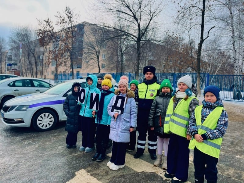 В Самарской области сотрудники Госавтоинспекции совместно с отрядом ЮИД провели профилактические беседы с участниками дорожного движения   Мероприятия прошли с целью предупреждения дорожно-транспортных происшествий с участием несовершеннолетних.