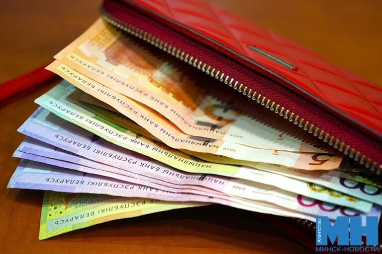 Средняя зарплата белорусов за октябрь стала выше и составила 2 758 6 рубля Традиционно лидирует Минск в столице средний заработок вырос до 3 653 5 рубля Минск Новости MINSKNEWS BY Telegram Viber FB VK Inst TikTok YouTube