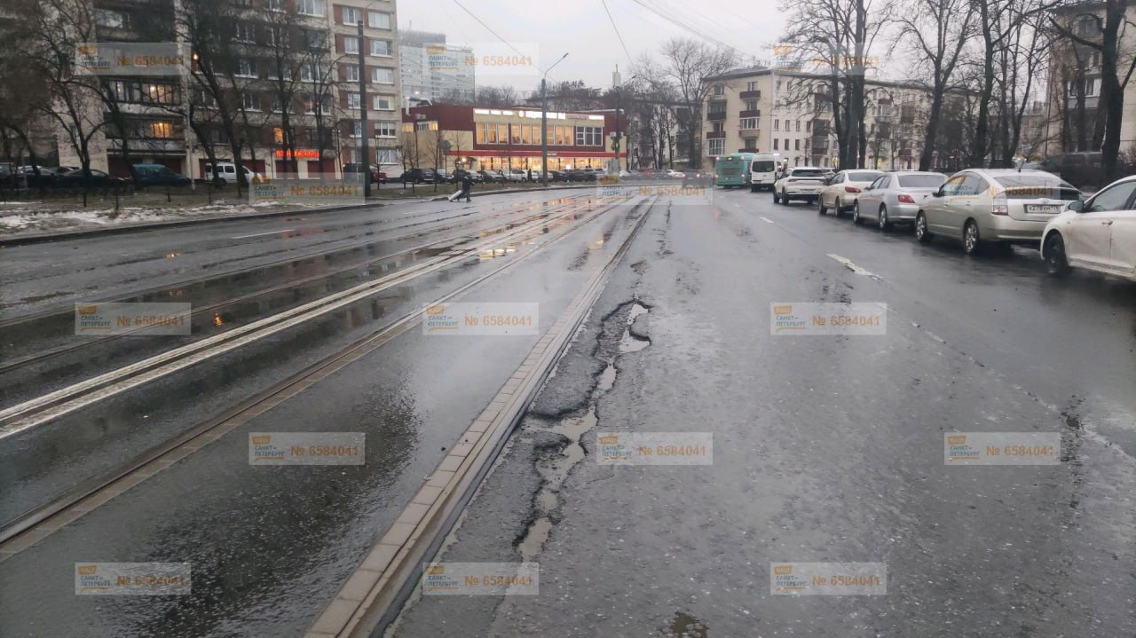 На петербургских дорогах из-за температурных качелей начали появляться ямы  Недовольны автомобилисты Ольховой улицей, улицами Маршала Новикова и Михаила Дудина, Петровским, Московским и Санкт-Петербургским проспектами, проспектом Королева, Заречной и Апрельской улицами, Дворцовым проездом, Мариинской улицей, Косой линией.   "Мы регулярно устраняются, поскольку их наличие на дорожном покрытии оказывает влияние на безопасные условия движения транспортных средств. Дефекты ликвидируются круглогодично, меняется только способ их устранения. Срок устранения аварийных дефектов зависит от группы и категории дороги. С момента их обнаружения обычно проходит от 3 до 12 дней", - цитирует Комблаг "Комсомольская правда".  Фото: портал "Наш Петербург"