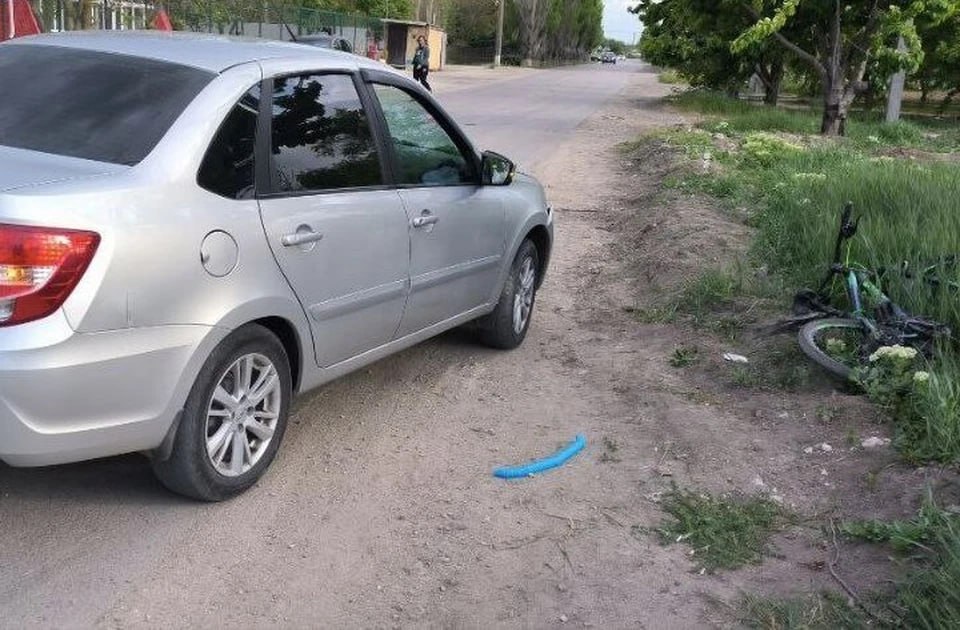 13-летний подросток пострадал в ДТП в Геническе В Геническом округе правоохранители разбираются в обстоятельствах аварии с участием 13-летнего велосипедиста. Инцидент произошел 13 мая около 17:20. «Предварительно, 38-летний водитель автомобиля «Лада Гранта» совершил наезд на подростка, который двигался по проезжей части. В момент аварии велосипедист поворачивал налево через встречную полосу, не убедившись в безопасности маневра», - сообщает ГИБДД Херсонской области. В результате происшествия несовершеннолетний получил травмы и был госпитализирован, ему оказывается медицинская помощь. Сейчас полиция уточняет все детали случившегося, включая возможные нарушения ПДД со стороны обоих участников.