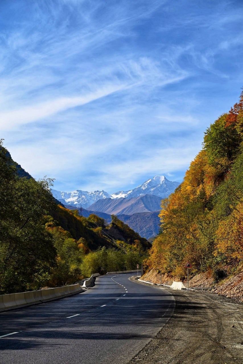 Подъезд к курорту Цей планируют отремонтировать в ближайшие три года Об этом сообщил председатель комитета дорожного хозяйства Тариэль Солиев Он отметил что благодаря успешной работе в предыдущие годы Северная Осетия получит финансирование на ряд объектов в опережающем графике В этом списке и дорога к курорту Цей Благодаря авторитету Сергея Меняйло который напрямую обратился к председателю правительства России утвердили финансирование автомобильной дороги подъезда к курорту Цей протяженностью 12 километров На этом участке предполагается реконструкция дорожного полотна и 3 мостов Это нужно чтобы курорт Цей получил второе дыхание а это получится только тогда когда инфраструктура будет более развита Проектно сметная документация по этой дороге была разработана 5 лет назад Мы попросили у Росавтодора дать нам возможность в 2026 году провести корректировку документации чтобы поставить работы на 2027 2028 годы сказал Солиев ossnews Фото Владислав Тотров