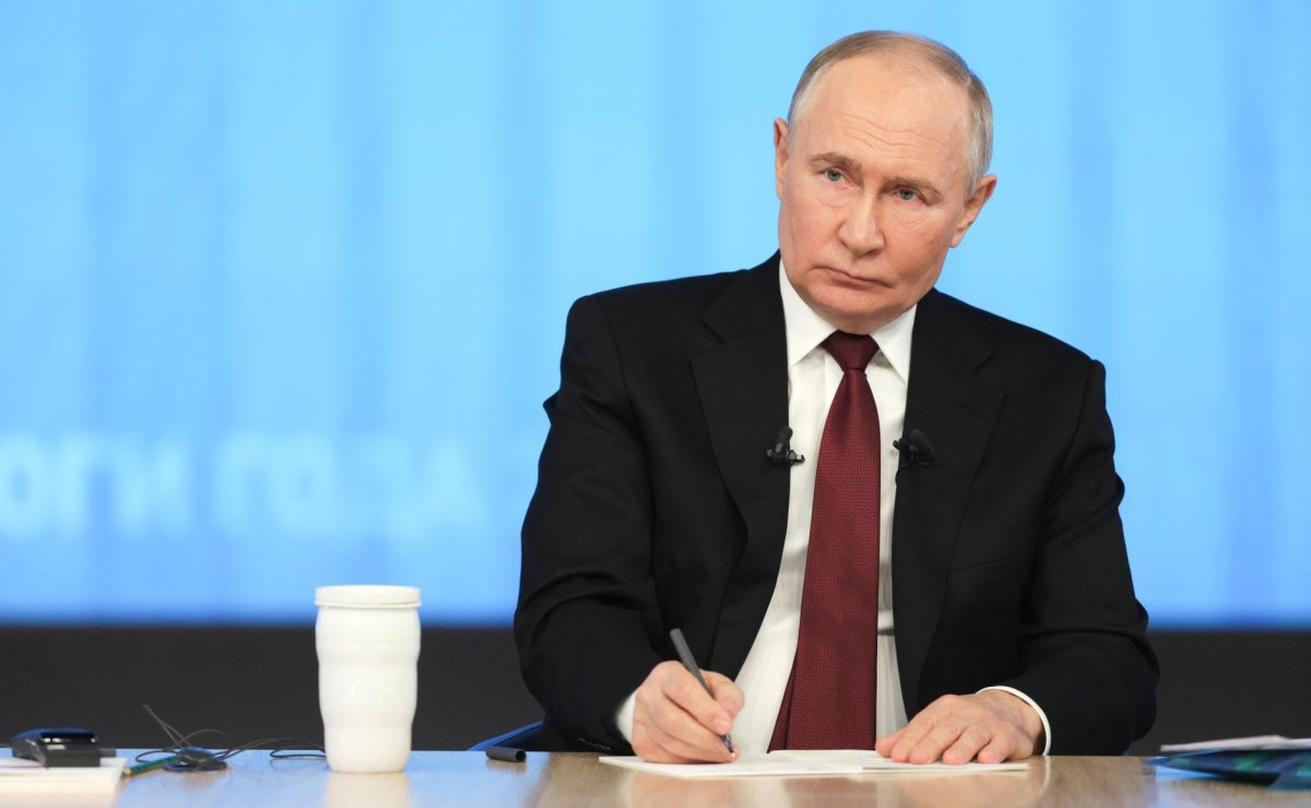 Русгаздобыча консолидируется Президент России Владимир Путин подписал распоряжение разрешающее компании Русгаздобыча приобрести 100 акций двух ключевых отечественных производителей технологического оборудования для топливно энергетического комплекса ТЭК ГМС Нефтемаш и Гидромашсервис Ранее эти активы находились во временном управлении Росимущества Согласно документу Русгаздобыча и ее дочерние общества получили право на выкуп 100 акций каждого из предприятий Речь идет о приобретении 2 797 млн обыкновенных и 2 571 млн привилегированных акций ГМС Нефтемаш а также 3 тыс обыкновенных и 170 привилегированных акций Гидромашсервиса Оба актива ранее принадлежали Группе ГМС и были переданы в конце 2024 года под временное управление Росимущества на основании указа главы государства Новым распоряжением от 20 августа 2025 года мера временного управления отменена что открывает путь для завершения сделки по консолидации активов Гидромашсервис специализируется на комплексных поставках насосного компрессорного и блочно модульного оборудования для предприятий нефтегазового комплекса энергетики и других отраслей промышленности ГМС Нефтемаш производит технологическое оборудование для нефтегазовой отрасли Приобретение данных активов Русгаздобычей которая совместно с Газпромом участвует в строительстве крупного комплекса по переработке и сжижению газа в Усть Луге направлено на укрепление кооперационных цепочек и обеспечение критически важных проектов в сфере ТЭК отечественным оборудованием