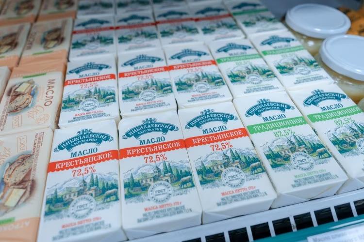 Творог, детское питание и сливочное масло возглавили список подорожавших продуктов в Краснодаре Больше всего выросла цена на весовой обезжиренный творог — сразу на 4,7 %. Теперь килограмм стоит в среднем 391,7 ₽. Мясные консервы для детского питания подорожали на 4,3 % — средняя цена банки теперь 99,3 ₽ максимум — 132,5 ₽, минимум — 79 ₽ . Сливочное масло прибавило в цене 3,7 % 472,5 ₽ за кг , яблоки — +3,4 % 144,2 ₽ за кг , морковь — +2,1 % 74,89 ₽ за кг . Также слегка подросли цены на соль, подсолнечное масло, яйца, курицу, говядину, вермишель, сахар, детские овощные консервы и даже пелёнки для новорождённых. Есть и приятные новости: подешевели рис, картофель, капуста, лук, молоко, сметана, гречка, детское мыло и подгузники. Отправить новость Подписаться