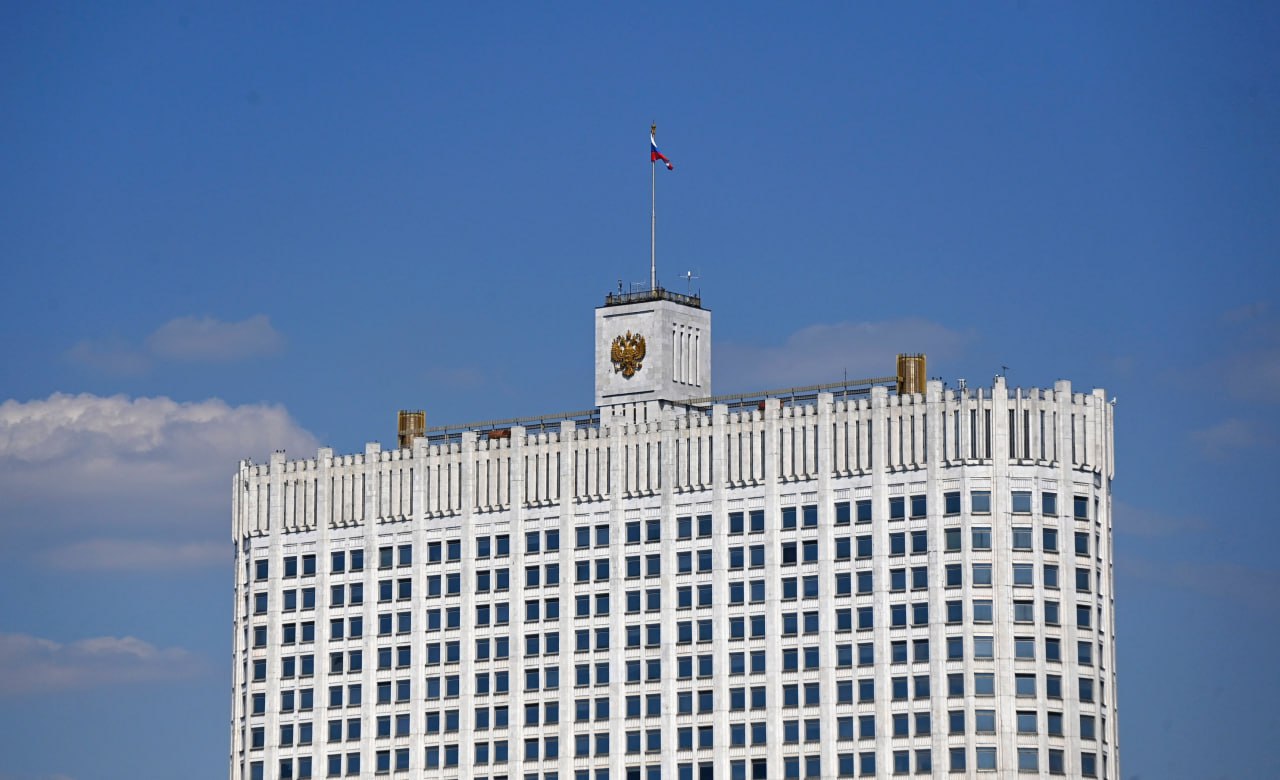 Правительство выделило почти 1 3 млрд рублей на помощь пострадавшим жителям Курской области Средства пойдут на компенсацию расходов за наем жилья для почти 21 тыс семей которые вынужденно покинули свои дома Деньги будут выделены из резервного фонда Правительства За период с ноября 2024 года по декабрь 2025 года на компенсацию таких расходов уже было направлено около 5 млрд рублей Подписаться на Правительство России в MAX