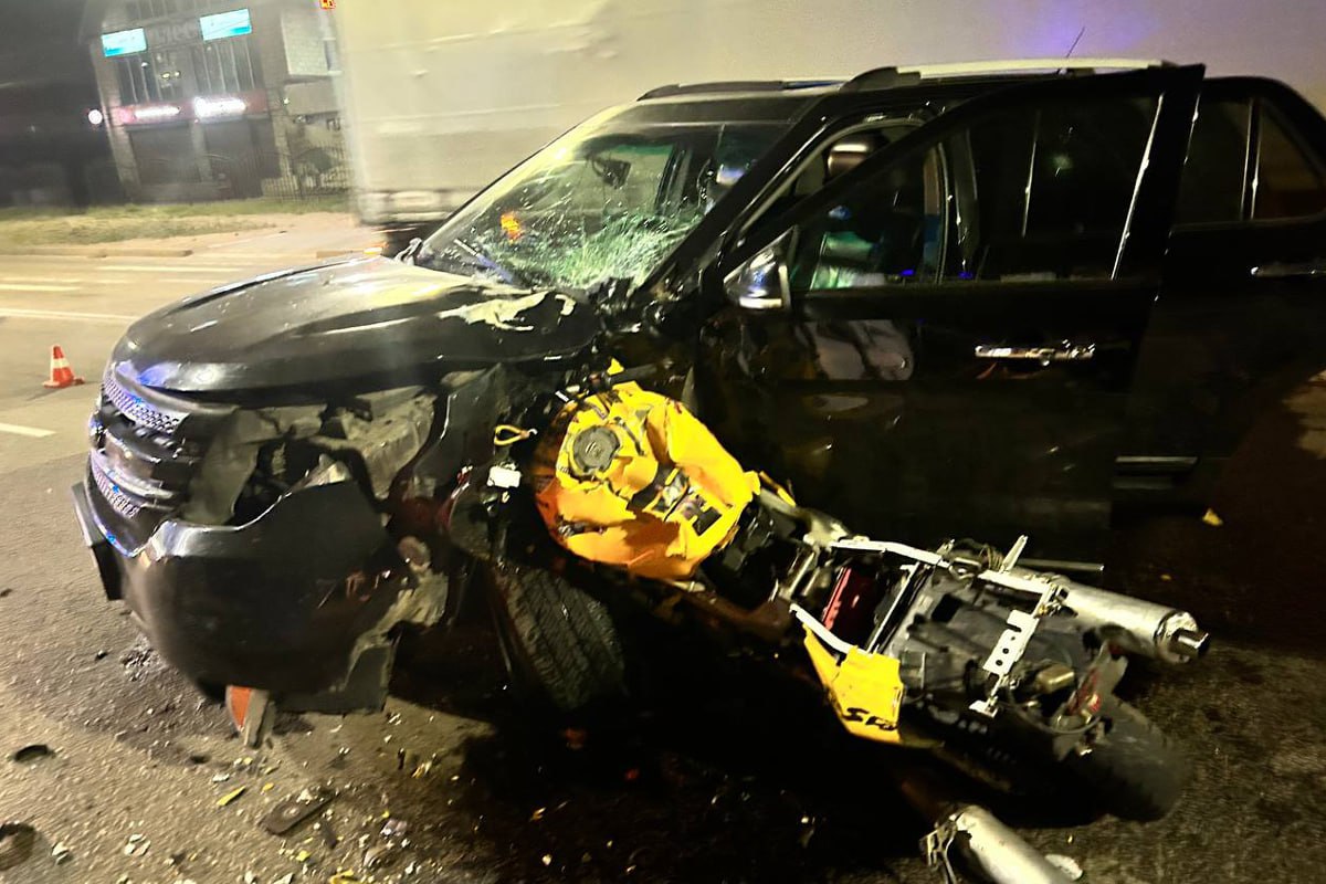 Виновница смертельной аварии получила права два месяца назад  Стали известны подробности ДТП в 105 мкрн.  Как сообщили в УГИБДД Бурятии, в аварии погиб 26-летний мотоциклист «Хонды» без прав. За рулем автомобиля «Форд Эксплорер» находилась 24-летняя девушка, которая получила права два месяца назад.  Напомним, Форд и Хонда столкнулись в районе дома №5 по улице Забайкальской сегодня ночью.   В результате ДТП тяжелые травмы получил 20-летний пассажир мотоцикла.