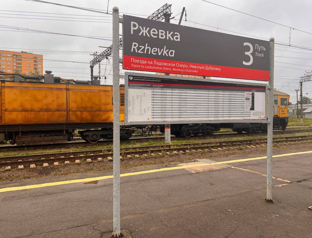 Подросток в наушниках попал под поезд на станции Ржевка. Электричка "Мельничный Ручей – Санкт-Петербург-Финляндский" сбила 15-летнего парня в минувшие выходные на 7-м км 8-го пикета ж/д станции Ржевка. Оказалось, что в момент приближения пассажирского состава молодой человек шёл в наушниках вдоль железнодорожного полотна. В транспортной полиции СЗФО рассказали, что машинист неоднократно подавал звуковые сигналы и применил экстренное торможение, но столкновения избежать не удалось. Школьник выжил, но получил серьёзные травмы и был госпитализирован в одну из больниц Петербурга. Места СПб Новости СПб