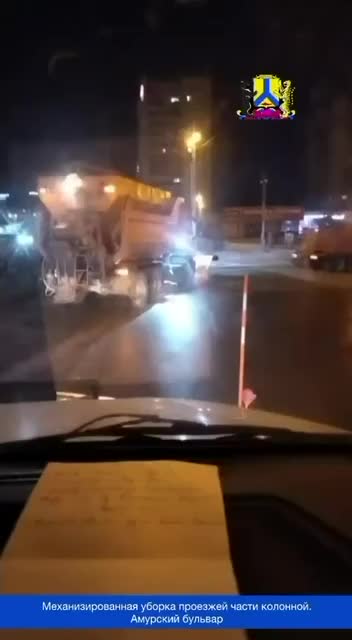Хабаровские коммунальные службы активно убирают снег и обрабатывают дороги