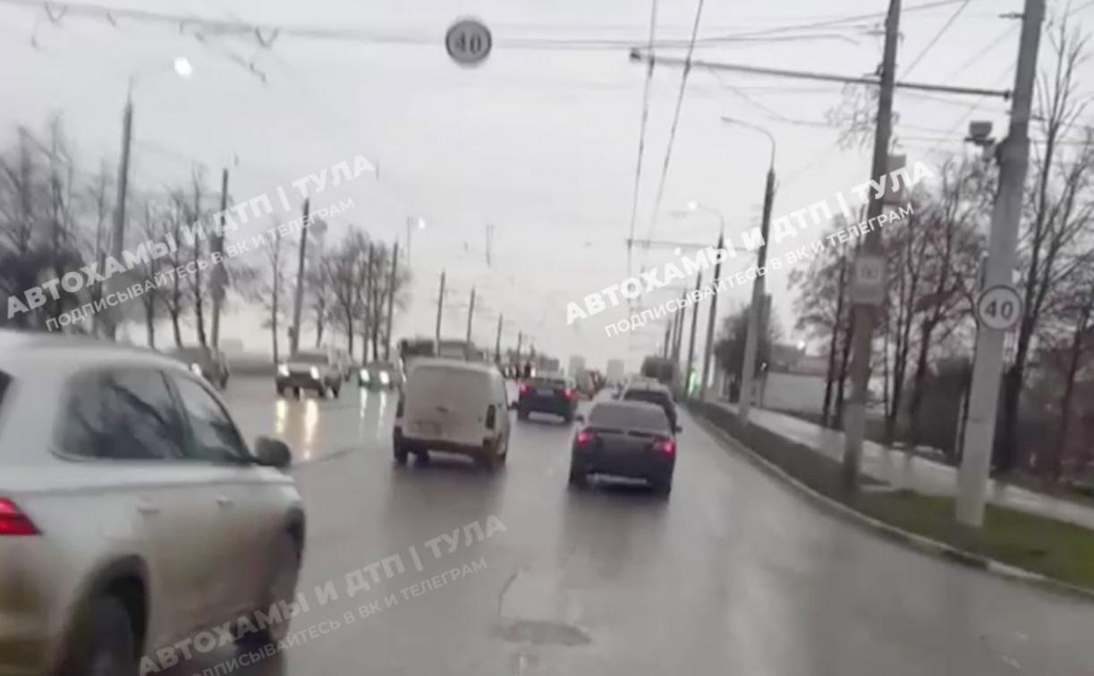 На Пролетарском мосту ввели скоростное ограничение 40 км ч Это напрямую связано с произошедшей здесь 31 октября крупной автокатастрофой При столкновении трамвая и двух маршруток погибли пять человек 20 получили травмы   Подписаться на канал Написать нам