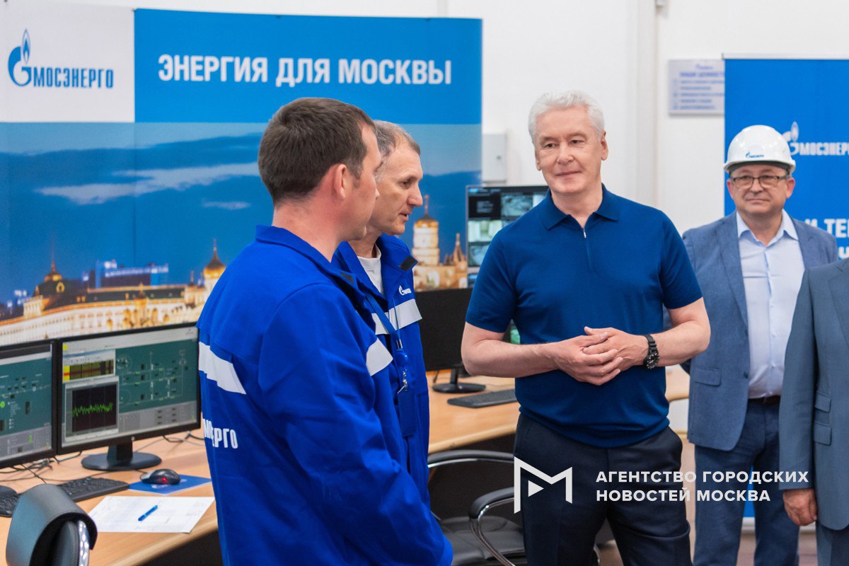 Более 350 км кабельных линий планируется обновить до конца 2025 года в рамках модернизации системы энергоснабжения столицы, сообщил Сергей Собянин. Тепло, свет и надежность: модернизируем систему энергоснабжения столицы. Это помогает обеспечить стабильную работу всей энергосистемы Москвы, включающей 145 тыс. км линий электропередачи, 188 питающих центров и 23 тыс. распределительных и трансформаторных подстанций. При этом постоянно снижается потребление энергоресурсов. <...> До конца года планируем обновить больше 350 км кабельных линий и проложить свыше 80 км резервных линий для распределительных и трансформаторных подстанций. Мэр отметил, что в этом году город сосредоточен на повышении эффективности и безопасности энергосистемы, создании дополнительных резервов мощности. Для этого проводятся модернизация четырех теплоэлектроцентралей ТЭЦ-21, ТЭЦ-22, ТЭЦ-23, ТЭЦ-25 , реконструкция двух исторических подстанций – «Центральной» и «Раушской» и одной в ТиНАО – «Лебедево». Уже закончены реконструкция подстанции «Гольяново» и замена кабельных линий под Москвой-рекой, проложенных 70 лет назад. «Москва»