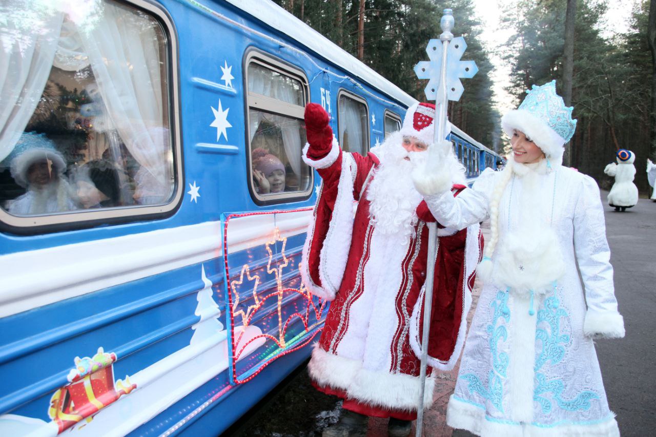 Новогодний экспресс Детской железной дороги отправится в первый рейс 24 декабря Новогодний экспресс будет курсировать в дни зимних каникул рождественских и новогодних праздников В пути пассажиров будут сопровождать герои любимых сказок На станции Сосновый бор гостей ждет новогоднее театрализованное представление с участием Деда Мороза и Снегурочки  Кроме того все желающие независимо от уровня подготовки смогут попробовать себя в роли машиниста Игровой модуль расположен на станции Заслоново ДЕТСКАЯ ЖЕЛЕЗНАЯ ДОРОГА НОВЫЙ ГОД mintransbelarus