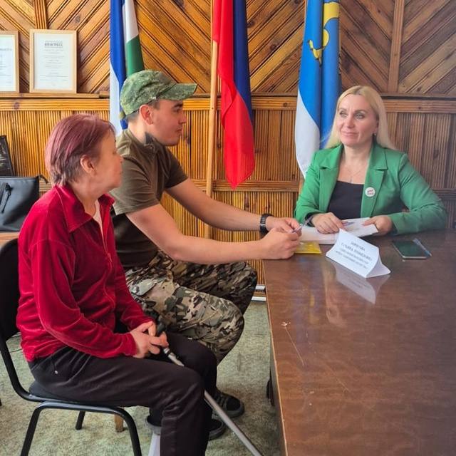 Гульфия Габдрафикова, Анжела Алчинова и Юлия Еркаева – в числе 107 социальных координаторов, которые трудятся в республиканском филиале фонда «Защитники Отечества».  С 7 по 13 июля 2025 года в Башкортостане они приняли активное участие во Всероссийской неделе правовой помощи по вопросам защиты интересов семьи. Социальные координаторы провели приемы жителей по юридическим вопросам, лекции, встречи со специалистами социальных служб.  Основные вопросы – сбор документов и составление заявлений на получение удостоверения ветерана боевых действий, имущественные вопросы, вопросы трудоустройства членов семей участников СВО. Задавали вопросы: как пройти ВВК и изменить группу здоровья, к кому следует обращаться и какие документы необходимы. Ветераны СВО и члены семей участников спецоперации интересовались поступлением в высшие и средние учебные заведения, а также какие льготы предоставляются при приобретении жилья.  Активно поработали социальные координаторы филиала фонда «Защитники Отечества» по Башкортостану и в других районах республики.  #ЗащитникиОтечестваБашкортостан #ЗащитникиОтечества