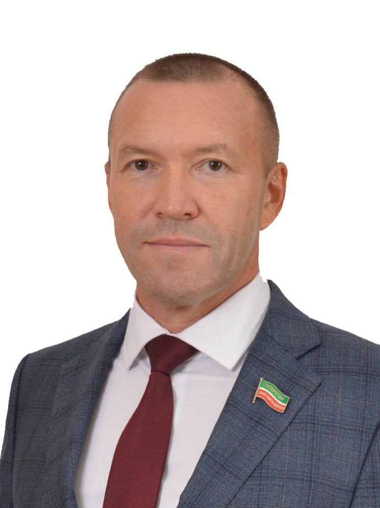 Ринат Фазылов избран заместителем председателя Комитета по законности и правопорядку Такое решение было принято сегодня на заседании профильного комитета которое прошло до начала пятнадцатого заседания Государственного Совета О решении комитета сегодня на сессии парламента сообщил Председатель Государственного Совета Фарид Мухаметшин Ринат Фазылов на этой должности заменит Расима Баксикова который ранее был назначен заместителем министра труда занятости и социальной защиты Республики Татарстан Ринат Фазылов руководитель регионального исполкома Общероссийского народного фронта в Республике Татарстан координатор республиканского движения Ярдэм янэшэ Помощь рядом Кандидат юридических наук Заслуженный работник органов внутренних дел по РТ Почетный сотрудник МВД России ветеран боевых действий В 2024 году был избран депутатом Государственного Совета седьмого созыва