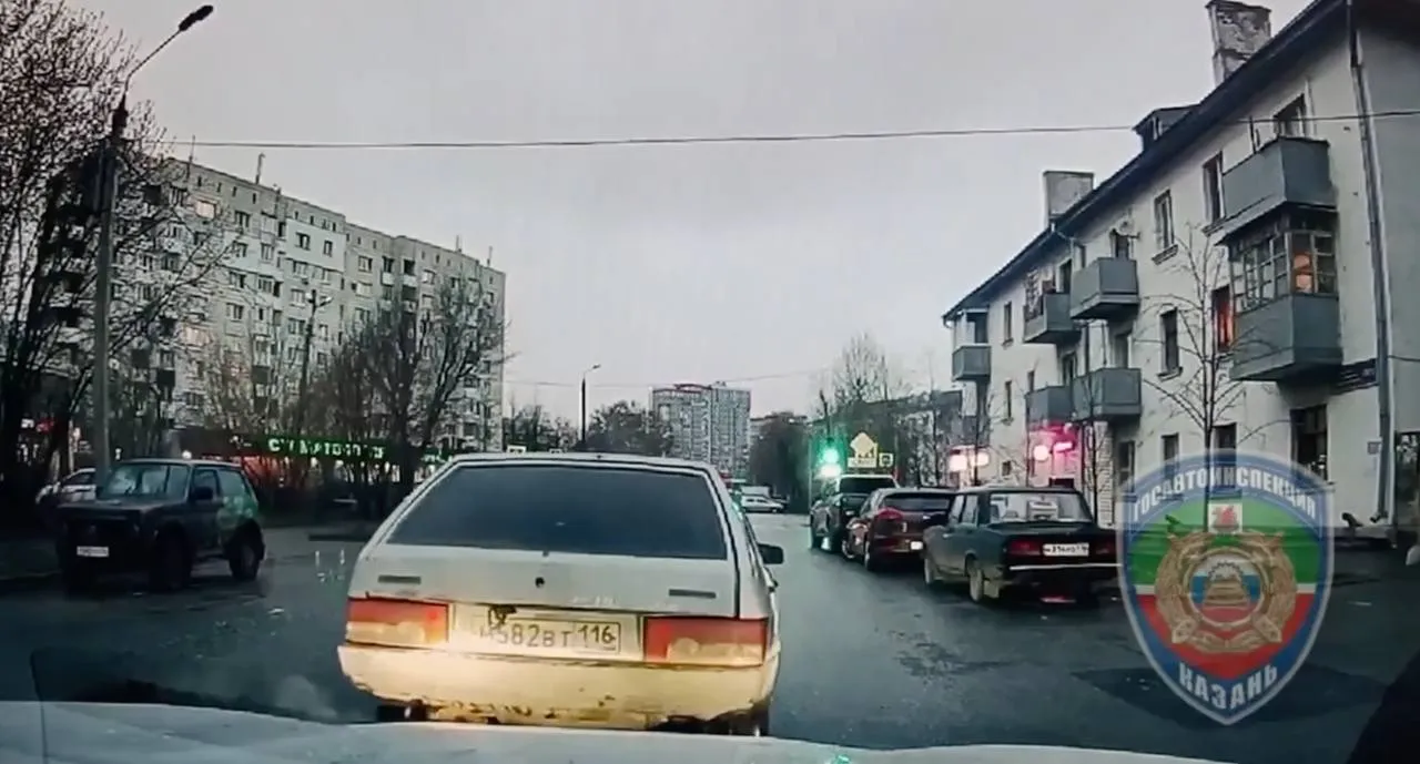 В Казани подросток без прав устроил ДТП и скрылся с места аварии В Казани на улице Краснококшайская произошло столкновение автомобилей Toyota и ВАЗ 2109 Водитель ВАЗ скрылся с места аварии им оказался 16 летний подросток который взял машину без разрешения Он признал свою вину объяснив что не справился с управлением и испугался последствий На него составлены административные материалы за управление без прав и отсутствие страховки дела направлены в комиссию по делам несовершеннолетних а автомобиль помещён на спецстоянку Подписаться Сообщить новость   Вести Татарстан в MAX