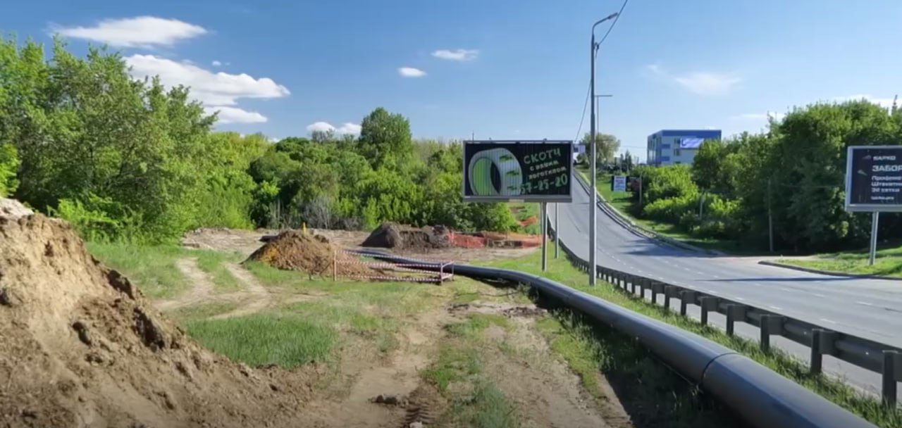 В Саратове проводят капитальный ремонт водопровода для поселка Юбилейный Работы проводятся на улице Усть-Курдюмской, где планируется замена двух водопроводов общей протяженностью 740 метров. Сильная изношенность существующих магистралей стала причиной частых аварий, что в прошлом году привело к массовым отключениям воды. Специалисты отмечают значительные потери ресурса и случаи, когда вода подмывает автомобильную дорогу. Подрядная организация планирует завершить ремонтные работы к июлю текущего года. Контроль за процессом осуществляется специальной комиссией, в состав которой входят эксперты, городские и областные депутаты, а также представители профильного министерства, - отметил губернатор Роман Бусаргин. После установки новой трубы, которая должна прослужить не менее 50 лет по гарантии завода-изготовителя, будут проведены гидравлические испытания, промывка, хлорирование и анализы на качество воды. Прислать новость