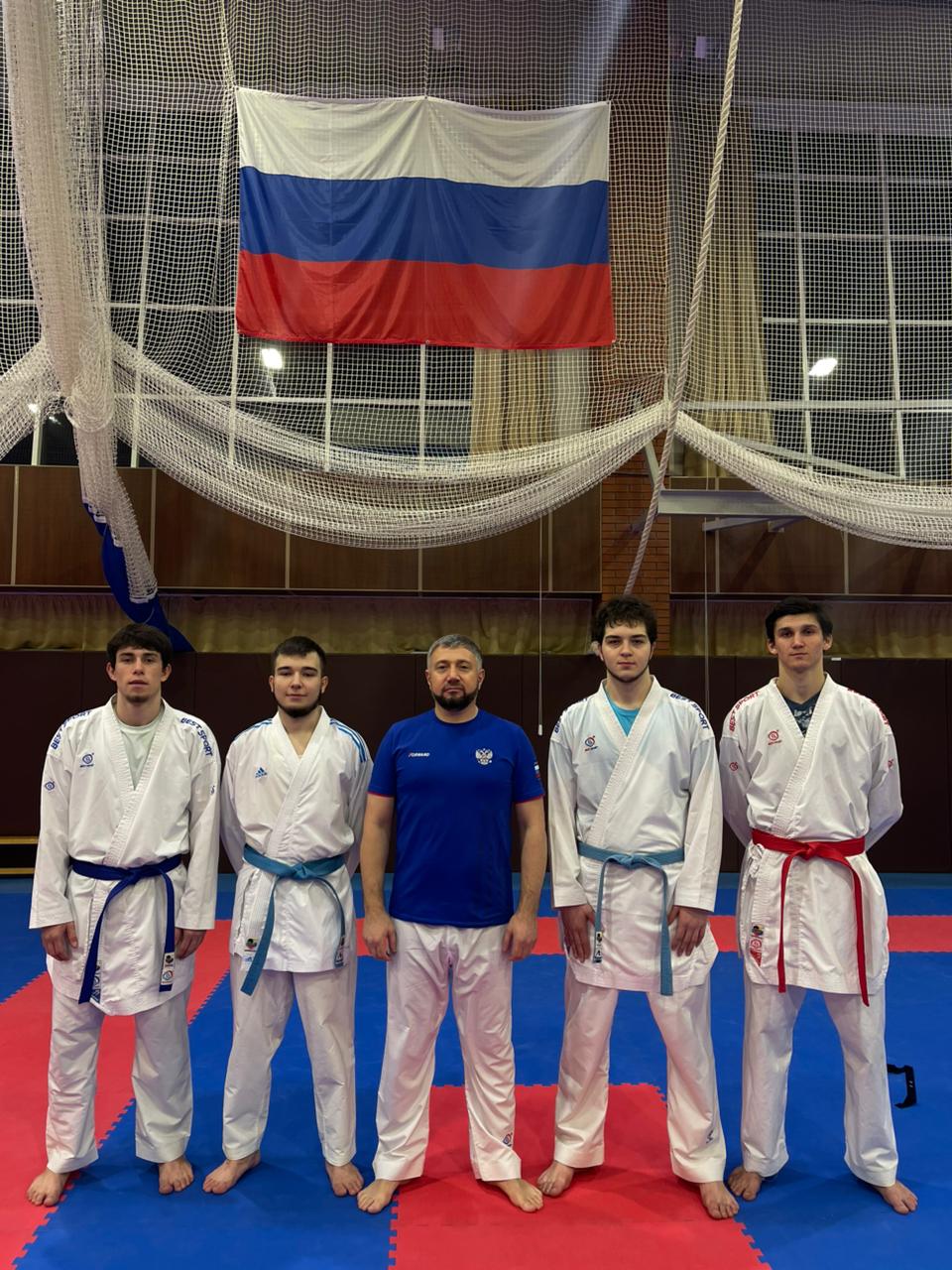 Трое дагестанских каратистов в составе сборной России готовятся к Первенству Европы которое пройдет 6 8 февраля в городе Лимассол Кипр Международные соревнования проводятся среди спортсменов 14 20 лет К важному международному старту готовятся представители Дагестана Гаджилав Магомедов Абдулкадир Магомедалиев и Гаджи Гаджиев В сборе вместе со спортсменами также принимает участие старший тренер сборной России из Дагестана Наби Магомедов