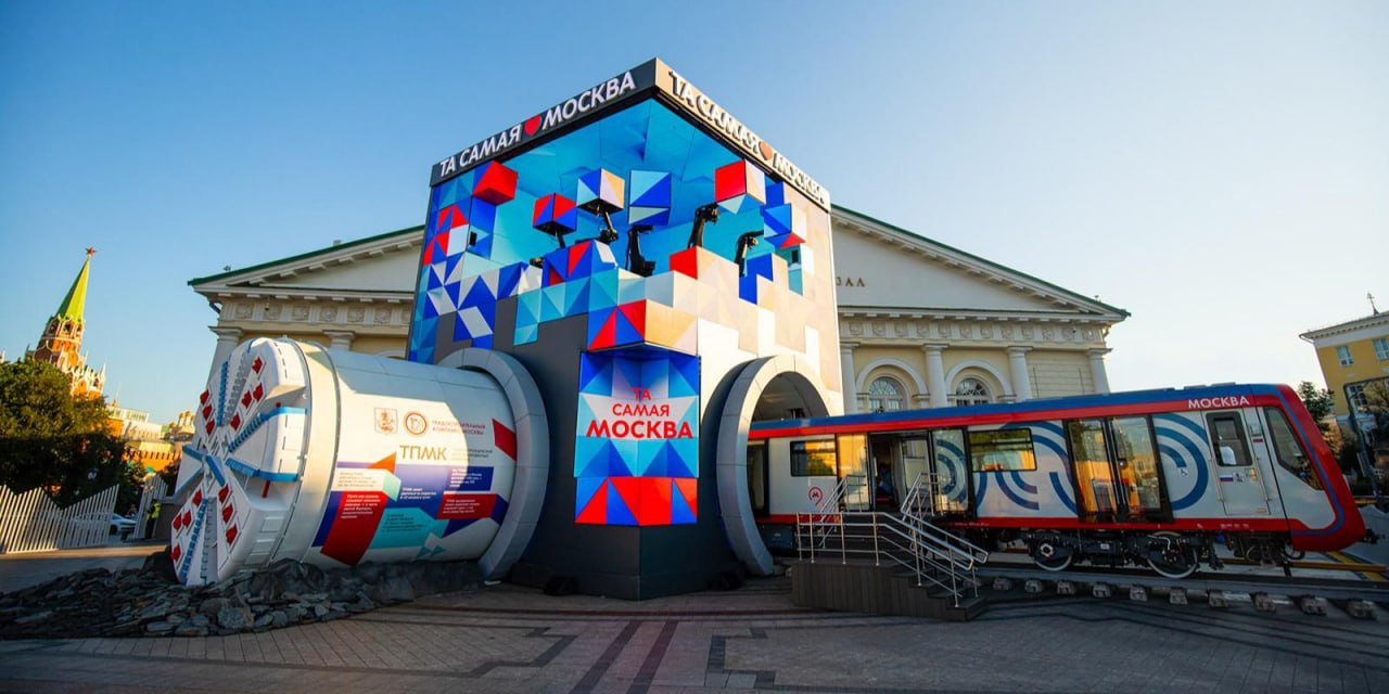 Москва продолжает развивать современную наукоемкую промышленность на форуме Территория будущего Москва 2030 на площадке Манеж представлены достижения резидентов особых экономических зон и технологический компаний столицы Сегодня в ОЭЗ Технополис Москва действует более 230 предприятий выпускающих высокотехнологичные изделия которые работают на благо экономики города По поручению Мэра Москвы мы создаем условия для продвижения столичной продукции на российском и международном рынках Так на выставке Та самая Москва компании ОЭЗ столицы представят разработки в сфере микроэлектроники фотоники ЖКХ медицинской техники и оптики Посетители смогут ознакомиться с новейшими технологиями и узнать где они применяются сообщил министр правительства Москвы Анатолий Гарбузов Столичные производители представили инновационную продукцию из области фотоники и электроники системы промышленного мониторинга и автоматизации схемы управления оборудованием и другие разработки Для поддержки бизнеса в Москве действует широкий набор мер городской поддержки от льготных кредитов на реализацию инвестиционных проектов до льготной аренды городской земли под новое производство