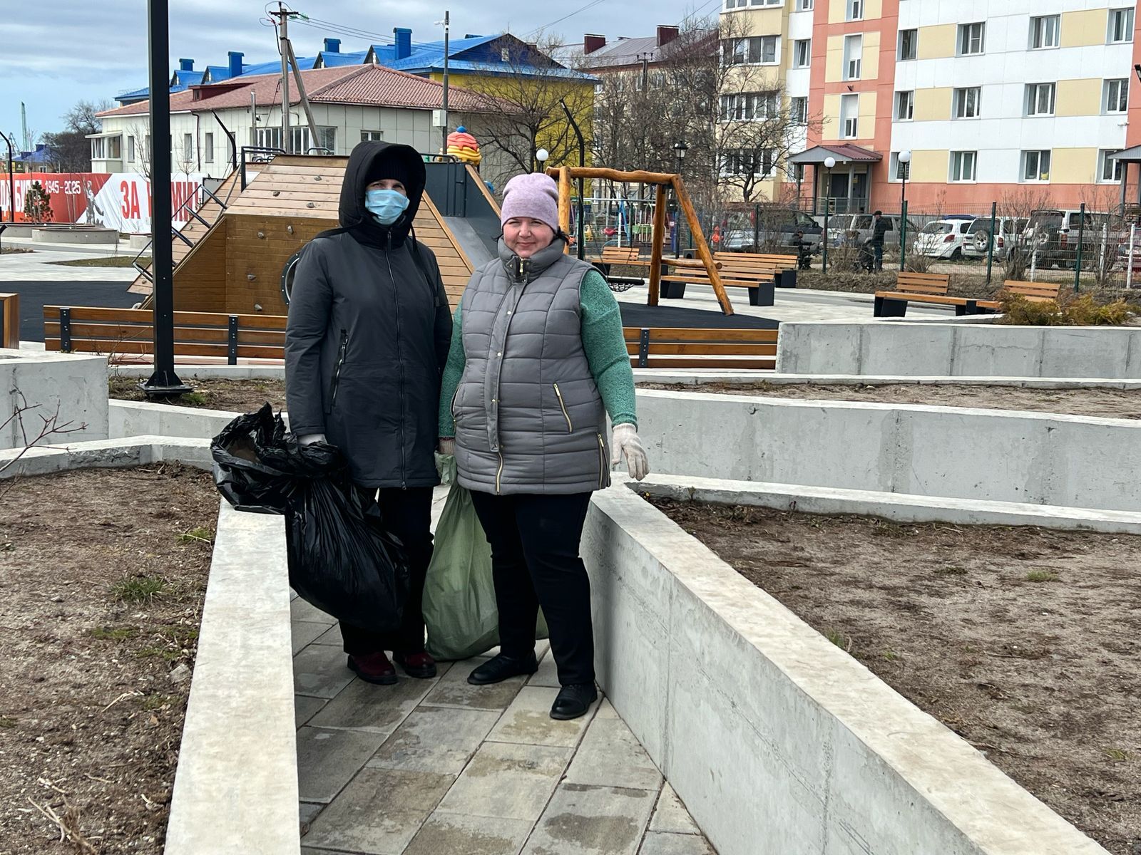 В последние годы вопрос экологии стал особенно актуален. Все больше организаций и активистов принимают участие в мероприятиях, направленных на улучшение состояния окружающей среды. Одной из таких инициатив стала экологическая акция, в которой принял участие коллектив Муниципального Автономного Учреждения «Дом детства и юношества» . В рамках этой акции сотрудники учреждения собрались на набережной реки Корсаковки, чтобы навести порядок и сделать это место чище.