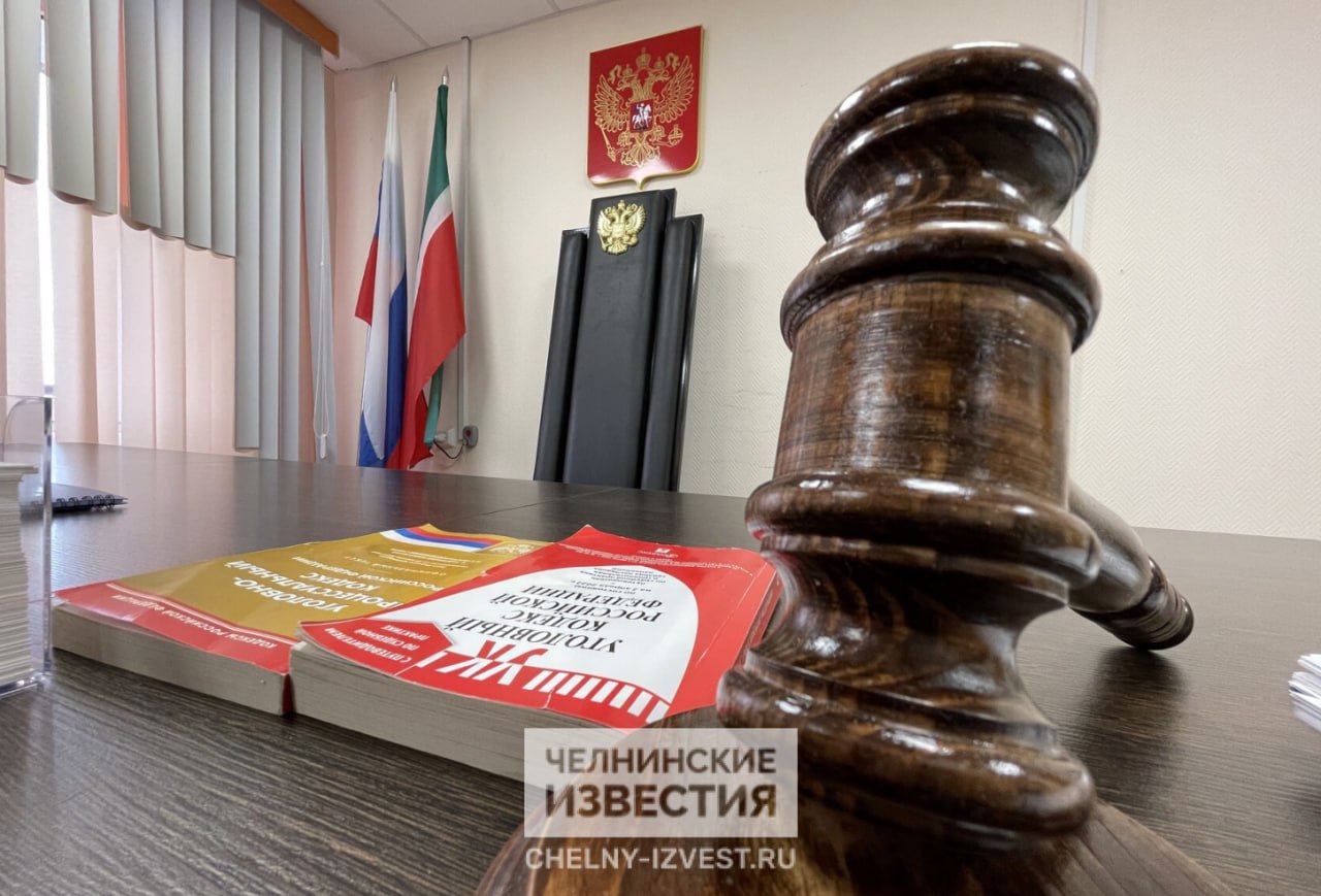 В Челнах мужчина получил реальный срок за выкинутую в окно табуретку Разборка произошла в квартире на пятом этаже Находясь в состоянии алкогольного опьянения мужчина оскорбил инспектора по делам несовершеннолетних а затем и вовсе распоясался выбросил из окна табуретку в сторону полицейского стоявшего у подъезда К счастью она его не задела и упала на газон В суде мужчина признал свою вину и пояснил что конфликт возник с женой а сильное нервное напряжение привело к необдуманному поступку