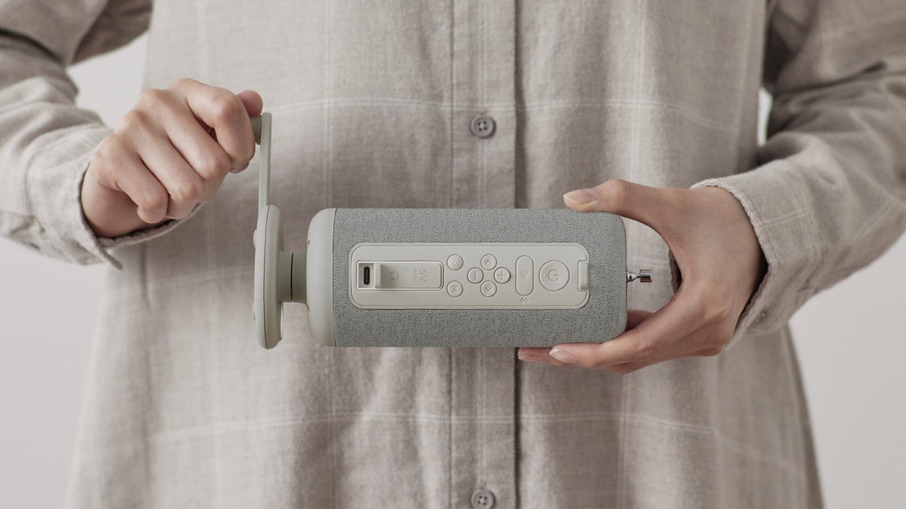 Гуляй рука балдей музон  В продаже появилась Bluetooth-колонка Crankspeaker cо встроенной динамо-машиной. На случай восстания машин из пепла ядерного огня можно покрутить ручку и получить электричество, необходимое для прослушивания музыки.  Помимо этого, в колонке есть антенна для FM-радио, фонарик и ночник. Собственная батарея — на 4000 мАч, от которой можно зарядить телефон. За многофункциональную колонку просят 14 800 йен  ~8800 рублей .  rozetked.me/news/40766