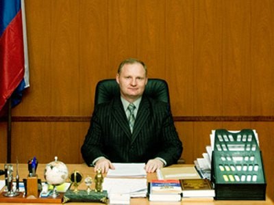 Следственный комитет запросил разрешение на возбуждение уголовного дела против судьи Альберта Тришкина, члена 2-го Западного окружного военного суда Об этом говорится в повестке дня заседания Высшей квалификационной коллегии судей, которое состоится 16 июля. По версии СК, Тришкин причастен к нанесению вреда здоровью средней тяжести на почве хулиганства из ненависти к социальной группе с применением оружия. Подробности инцидента не раскрываются. Уголовное дело могут возбудить по пунктам «д», «е», «з» части 2 статьи 112 УК РФ, максимальное наказание по ней составляет до пяти лет лишения свободы. Ранее Тришкин работал зампредом Мещанского райсуда Москвы, сейчас ведёт дело координатора «Левого фронта» Сергея Удальцова, обвиняемого в оправдании терроризма. Царьград.ТВ — Не боимся говорить правду Подпишись