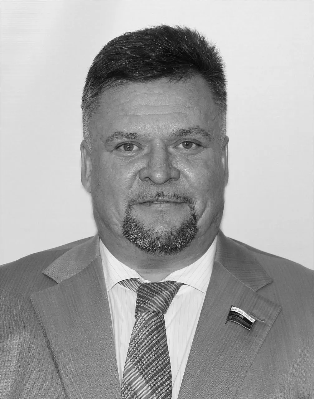 Прощание с Владимиром Булановым состоится 26 апреля в 14 00 в кафедральном соборе святого благоверного князя Александра Невского 23 апреля 2026 года на 59 м году жизни скончался генеральный директор ЗАО Концерн Термаль депутат Законодательного Собрания Нижегородской области V и VI созывов Буланов Владимир Анатольевич Работая в комитете по экономике Владимир Буланов внес весомый вклад в развитие промышленного комплекса Нижегородской области совершенствование региональной законодательной базы В течение ряда лет он руководил Департаментом поддержки и развития предпринимательства При его участии в производстве и сфере бытового обслуживания населения было создано около 2 000 рабочих мест произошли многие другие положительные изменения Став генеральным директором ЗАО Концерн Термаль он вывел его в число ведущих предприятий Российской Федерации выпускающих приборы для железнодорожного транспорта судов и предприятий общественного питания Выражаем искренние соболезнования родным и близким Светлая память