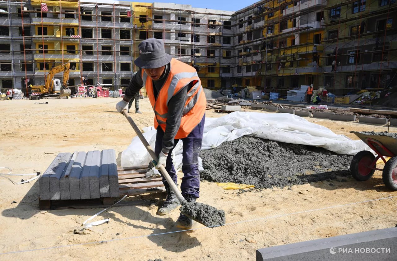 Дефицит кадров в строительной отрасли к 2030 году превысит в России 400 тыс человек оценил для РИА Новости эксперт Витольд Дагель Перед бизнесом стоит непростая задача удержать компетентных работников и снизить затраты без ущерба для производства По его оценке чтобы компенсировать проблему производительность труда нужно повысить на 22 Подписаться на РИА Новости экономика Все наши каналы