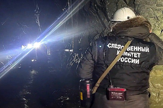 В Амурской области суд признал погибшим шахтера который работал на руднике Пионер Его тело не нашли после аварии 2024 года Это позволяет начать страховые выплаты семьям всех погибших сообщает пресс служба судов Амурской области Магдагачинский районный суд рассмотрел заявление АО Покровский рудник об объявлении горнорабочего умершим  В суде напомнили что авария произошла в марте прошлого года в результате прорыва воды и горной массы в подземные выработки шахты Под завалами оказались 13 горняков включая фигуранта дела Спасательные работы продолжавшиеся до 1 апреля 2024 года не позволили обнаружить и извлечь тела Ранее суды в разных регионах уже признали умершими 12 горнорабочих Отмечается что мать одного из шахтеров оспаривала это решение указывая на отсутствие доказательств подтверждающих обстоятельства гибели ее сына Это препятствовало завершению расследования и оформлению выплат для всех семей погибших Изучив материалы дела суд установил что гибель горнорабочего наступила в результате несчастного случая и постановил признать его умершим Днем смерти определена дата аварии 18 марта 2024 года Решение суда подлежит немедленному исполнению что позволит родственникам погибших получить причитающиеся выплаты а работодателю официально прекратить трудовые договоры