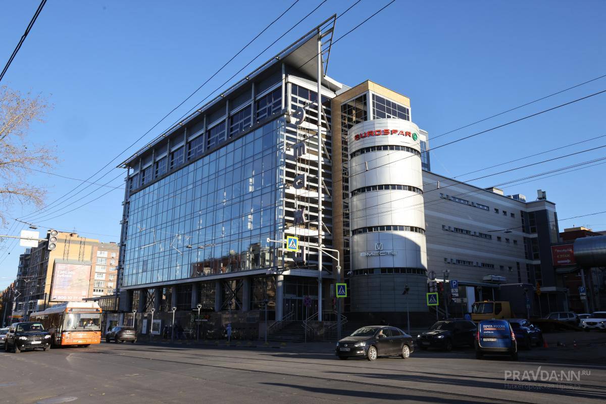 Администрация города перенесла запланированный переезд в здание бывшего ТЦ Этажи на Белинского О планах переезда стало известно ещё в январе 2025 года Тогда сообщалось что мэрия планировала переехать в Этажи до конца этого года Точные сроки пока не определены дата начала работы чиновников в новом помещении не называется А в мэрии уточнили что здание Этажей не находится в собственности города ПРАВДА в вашей ленте и в MAX