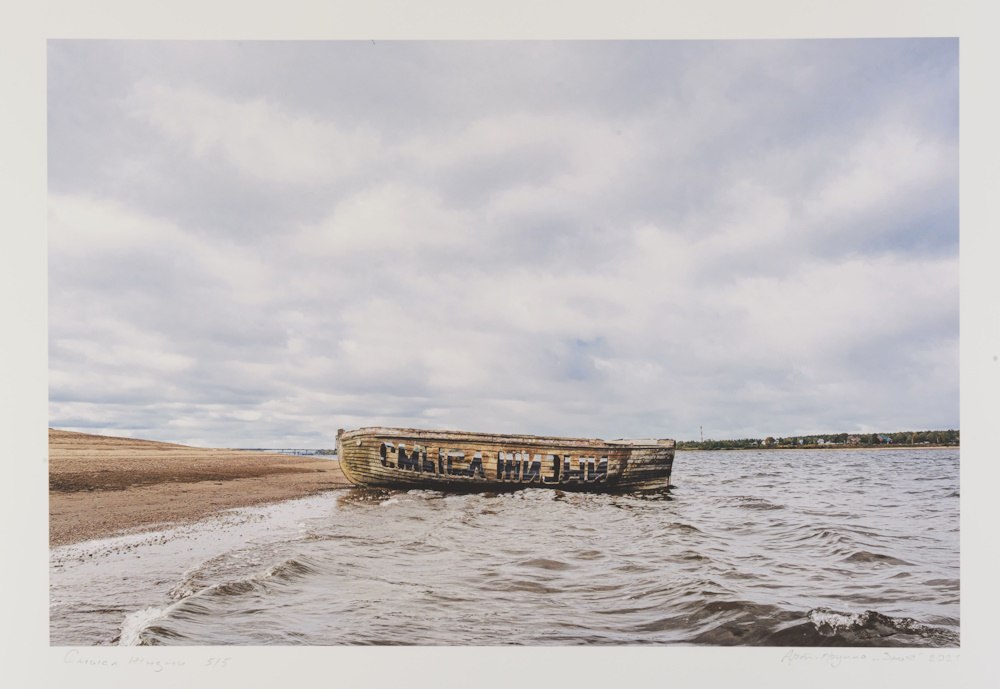 Династия Бенуа хрупкость стрит арта и другие новые выставки Петербурга Рассказываем о новых экспозициях которые можно посетить в Петербурге в выходные   13 декабря в Манеже откроют экспозицию Все Бенуа Всё Бенуа посвященную наследию знаменитой художественной династии Главный акцент сделают на творчестве идеолога общества Мир искусства Александра Бенуа однако будут и работы других представителей семейства например скульптора анималиста Евгения Лансере и его дочери художницы Зинаиды Серебряковой Посетителям комплекса покажут более 600 экспонатов живопись графику скульптуры костюмы и так далее Выставка продлится до 19 апреля   Новая большая выставка Русского музея заработает в субботу в корпусе Бенуа Проект Русская традиция объединил свыше 650 произведений в том числе кружево образцы крестецкой строчки и другое декоративно прикладное искусство Кроме того в залах выставят живопись Бориса Кустодиева Алексея Венецианова Константина Маковского и других известных художников а дополнят экспозицию работы современных фабрик и дизайнеров одежды   Пространство Стрит арт хранение в Севкабель Порту запустило выставку Осторожно Хрупкое проект посвящен уязвимости уличного искусства в агрессивной городской среде Зрителям показывают студийные работы фотографии уличных акций и артефакты требующие особенно бережного хранения В нашей коллекции есть предметы которые мы показываем крайне редко из за их хрупкости Для них установлен особый режим показа лишь несколько месяцев в году они появляются в экспозиции объяснили создатели проекта Осмотреть экспозицию можно только со специальной экскурсией   Myth Gallery 13 декабря открывает новый выставочный проект Егора Федоричева номинанта Премии Кандинского в 2021 году выставки которого уже проходили в Myth в 2021 и 2023 годах Новую экспозицию Федоричева назвали Утро неспящих художник создал для нее пейзажи после зимней охоты которые художник выполнил на ткани Визуальные образы отсылают к оставленным на прикрывшем землю снегу следам птиц и зверей их жизни и смерти отмечают в галерее   Новая выставка в центре Росфото покажет петербуржцам свыше 300 работ дореволюционных фотографов Андрея Карелина и Максима Дмитриева Оба мастера жили и работали в Нижнем Новгороде хотя их подходы отличались Карелин предпочитал портреты и пейзажи а его ученик Дмитриев стал одним из основоположников фотожурналистики в России Выставка начнет работу 12 декабря Другие идеи с планами на выходные вы найдете в нашей еженедельной рассылке Чем заняться в Петербурге Фото объединение Злые работа Смысл жизни Источник Стрит арт хранение Подписывайтесь на Бумагу и предлагайте новости