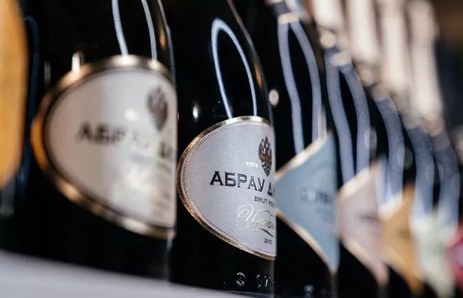 Вина Краснодарского края получили высокие награды на престижном международном дегустационном конкурсе China Wine Competition в Китае Ведущие кубанские производители завоевали следующие призы Абрау Дюрсо 1 золото 1 серебро и 3 бронзы Дивноморское 1 серебро и 2 бронзы Мезыбь 1 золото и 8 бронзовых медалей Оценка продукции проходила в форме слепой дегустации по строгим международным критериям включая аромат вкус сбалансированность и соответствие сортовым особенностям Кубанские Новости Мы в MAX