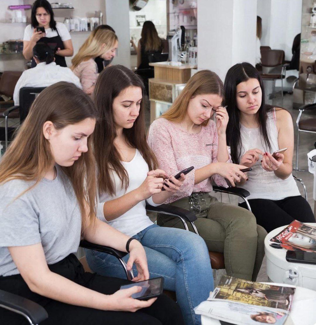 Россиянки все чаще отказываются от услуг красоты Из за падения доходов и экономической тревоги спрос на маникюр ресницы и брови рухнул на 20 40 женщины сосредоточились на базовых потребностях Декабрь традиционно самый прибыльный месяц для мастеров стал слабейшим за 10 лет салоны теряют до 30 доходов что грозит серьёзным кризисом в бьюти индустрии Перейти в наш канал МАХ Подпишись поделись krasnodarkray1 Прислать видео новость