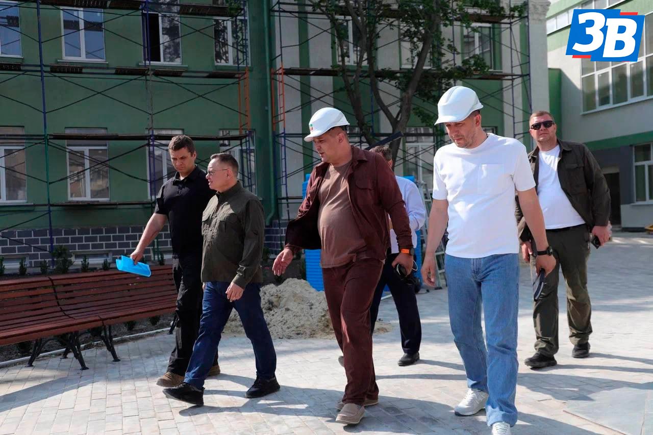 Глава Минстроя РФ осмотрел объекты, строящиеся в Запорожской области Министр строительства и ЖКХ РФ Ирек Файзуллин оценил ход работ в сферах здравоохранения, образования и правовой защиты. Здравоохранение: Министр ознакомился со строительством многопрофильного педиатрического центра. На площадке возводят два отдельно стоящих корпуса: семиэтажный педиатрический стационар на 240 коек и пятиэтажный инфекционный корпус на 100 коек. Общая площадь медицинского учреждения более 38 тыс. м². Получать всестороннюю помощь там будут дети сразу из двух областей — Запорожской и Херсонской. Образование: Капремонт и реконструкция ведется во всех корпусах крупнейшего вуза Запорожской области. Работы проводят на 42 объектах общей площадью в 100 тыс. м². Выполняются отделочные работы и перепланировка помещений, меняются системы водоснабжения и отопления. Установлена современная система противопожарной безопасности. В планах — благоустройство территории. В результате создадут комфортную образовательную среду для более чем 12 000 студентов Мелитопольского госуниверситета. Правовая защита: Завершился капремонт здания Прокуратуры Запорожской области. Совместно с областным прокурором Кириллом Осипчуком министр осмотрел рабочие кабинеты и зал заседаний. Обновленное здание позволит улучшить условия работы сотрудников прокуратуры, а также повысить уровень безопасности и обслуживания граждан, обращающихся за юридической помощью и защитой своих прав.