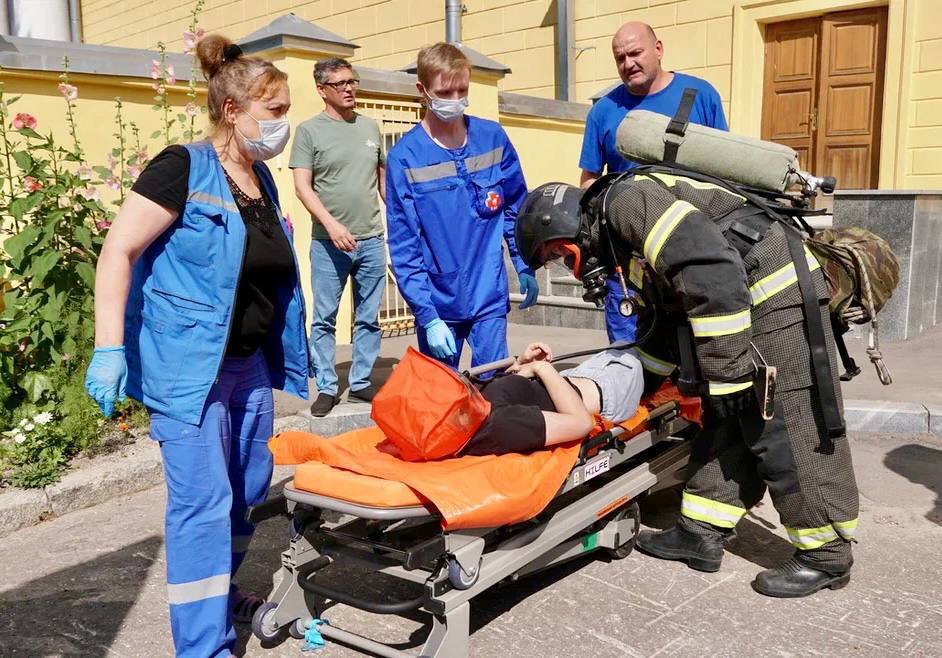 В Чувашском драматическом театре им. К. В. Иванова прошла противопожарная тренировка Учения организовало Главное управлением МЧС России по Чувашии. Они стали частью комплексной программы по профилактике и предотвращению пожаров в культурных учреждениях. В тренировке задействовали как работников театра, так и профессиональных пожарных и спасателей. Основное внимание уделили отработке действий при эвакуации зрителей и персонала, а также навыкам оперативного тушения условного возгорания. Особое значение придавалось слаженному взаимодействию сотрудников театра с экстренными службами в случае возникновения нештатной ситуации. Подобные учения — неотъемлемая часть работы всех учреждений культуры республики. Они проводятся регулярно, чтобы гарантировать высокий уровень готовности сотрудников к любым возможным чрезвычайным ситуациям и обеспечить безопасность посетителей. #МинкультурыЧувашии