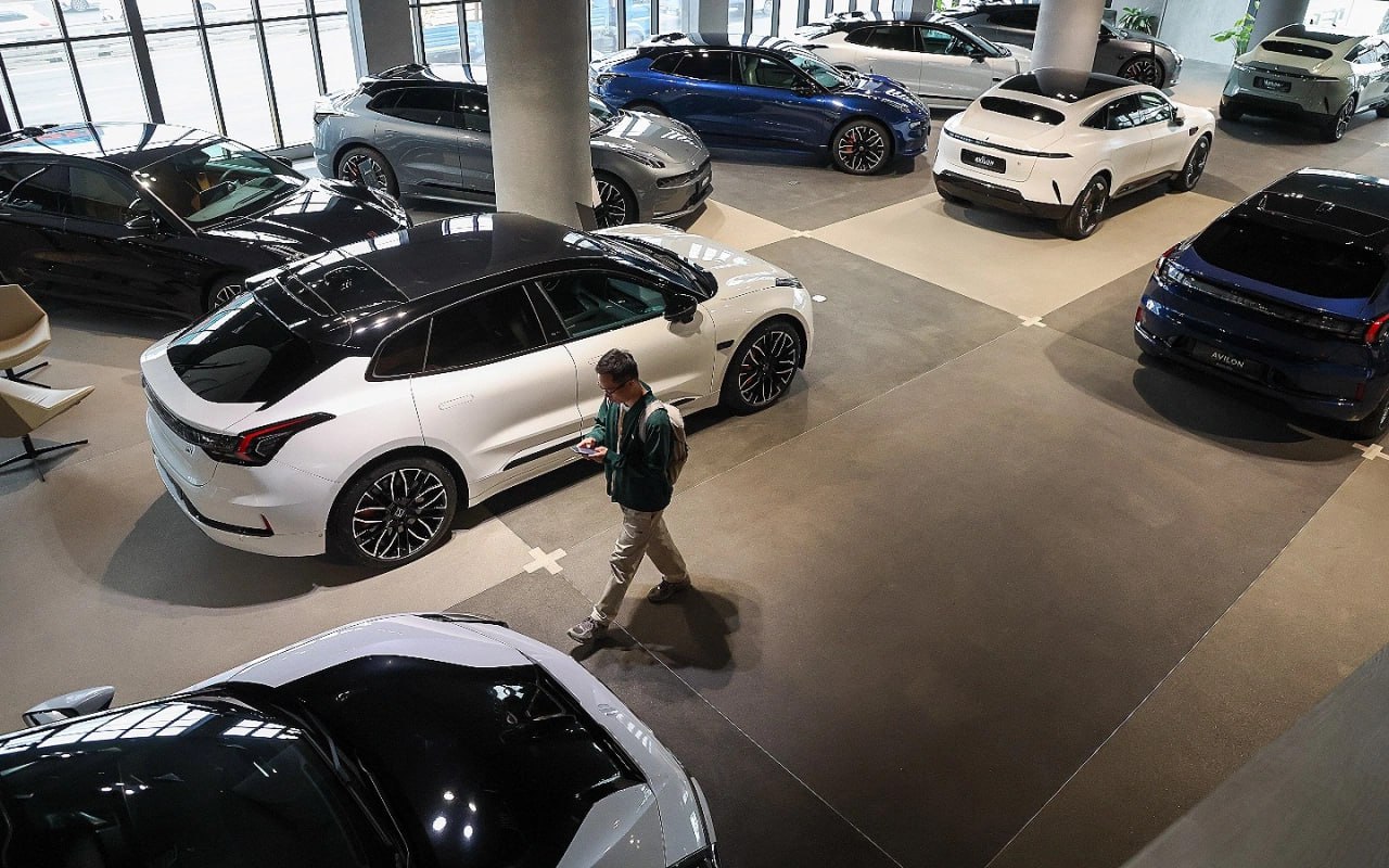 В России рухнули продажи китайских авто За семь месяцев 2025 года автосалоны продали на 27 меньше китайцев чем год назад Например продажи Geely рухнули почти на 37 а Omoda почти на 50 Тренд на снижение интереса к китайским авто стал очевидным делают вывод аналитики jkinvest news jkinvest
