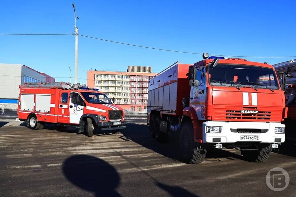 Баня сгорела в Волгоградской области ночью В помещении перекалилась печь, что и стало причиной воспламенения. Сегодня, 29 мая, в Быковском районе сгорела баня. Пожар вспыхнул ночью. На пульт дежурного тревожный сигнал о ЧП поступил в 01:50. В селе Раздолье горела по всей площади деревянная баня. - К месту возгорания оперативно выехали пожарные подразделения 34-й пожарно-спасательной части. Ликвидировали горение в 02:11, - уточнили в пресс-службе ГУ МЧС по региону. К счастью, при пожаре никто не пострадал. Специалисты считают, что баня могла загореться из-за перекала печи.