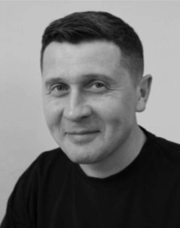Актер Вадим Алферов, сыгравший в сериалах «Убойная сила» и «Улица разбитых фонарей», погиб в Курской области Об этом сообщает РБК. Известно, что осенью прошлого года Алферов подписал контракт, служил в мотострелковом полку, участвовал в освобождении курского приграничья. По имеющимся данным, в ноябре актер пропал без вести в зоне боевых действий. Позже тело обнаружили, опознали в мае. Вадима Алферова похоронили в Санкт-Петербурге