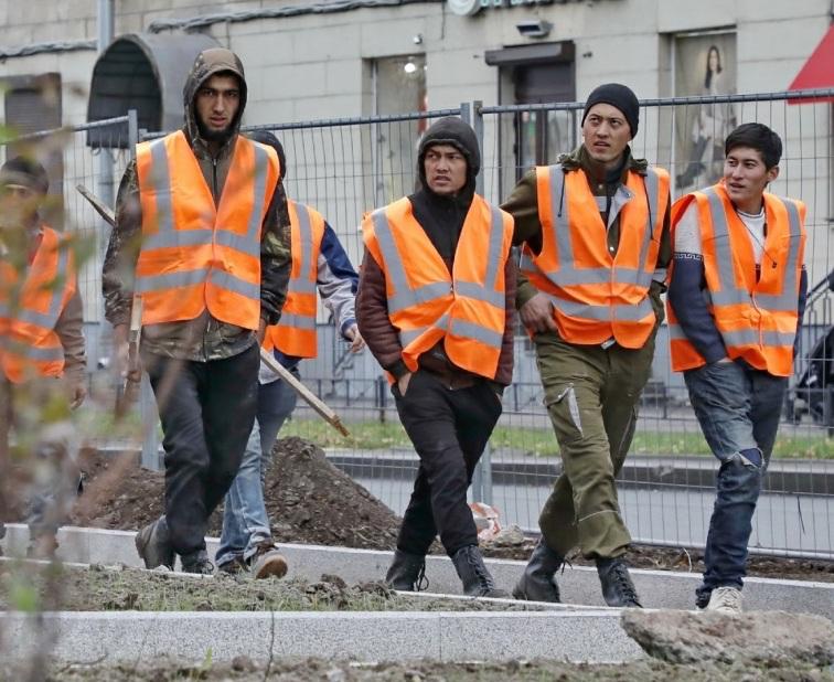 Петербург оставляет мигрантов. Власти города не стали вводить ограничение на работу мигрантов в такси и службах доставки еды Соответствующее постановление, которое должно было вступить в силу еще 1 июля, в его изначальной редакции было отклонено администрацией города, передает "Интерфакс".