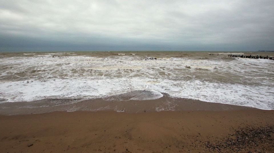 В Черном море на мель село грузовое судно СИМФЕРОПОЛЬ 5 янв РИА Новости Крым Грузовое судно под флагом Вануату тихоокеанское государство в Меланезии ред село на мель у мыса Железный Рог на южном побережье Таманского полуострова Об этом сообщили в оперштабе Краснодарского края В Темрюкском районе возле мыса Железный Рог в пятидесяти метрах от берега на мель село грузовое судно сказано в собщении Отмечается что на борту иностранного судна не было груза экипаж спасся самостоятельно Экипаж в составе 11 человек самостоятельно добрался до берега на спасательных шлюпках Им оказывают всю необходимую помощь Пострадавших нет уточнили в оперштабе Подробнее