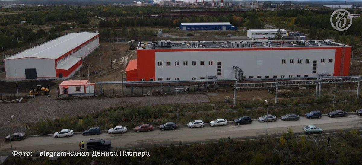 В Краснотурьинске Свердловская область компания Полиметалл завершила строительство лабораторного комплекса МинералЛаб для обработки геологических проб сообщил губернатор региона Денис Паслер в своем Telegram канале Инвестиции в проект превысили 1 5 млрд рублей Лабораторный комплекс сможет обрабатывать до 20 тысяч геологических проб в год и определять около 30 химических элементов На анализ в МинералЛаб будут поступать пробы с участков геологоразведки уральского красноярского якутского и магаданского филиалов Полиметалла По словам господина Паслера лабораторию на 100 единиц оборудования построили всего за год Для ее функционирования создано 150 новых рабочих мест Подписывайтесь на Ъ Урал