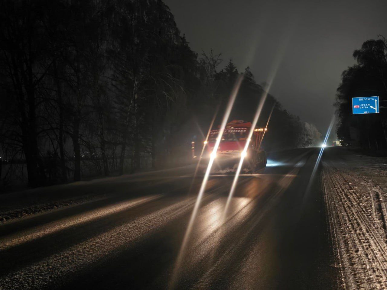На дорогах Молдовы гололед Движение на национальных трассах осложнено снегом и гололедом особенно на дорогах севера и центра страны M1 M3 M5 и др Для борьбы со стихией задействовано 89 спецмашин и 48 рабочих которые уже использовали около 400 тонн реагентов Синоптики предупреждают Желтый код из за гололеда сохраняется а осадки и туман продолжатся 5 6 февраля Водителей просят соблюдать максимальную осторожность Подпишись на Нетипичную Молдову