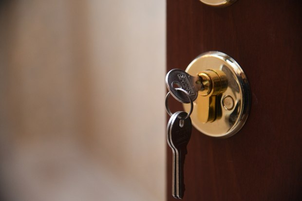 В Волгоградской области начинается расселение первых 18 аварийных домов Это первый этап реализации новой региональной программы по переселению из аварийных домов инициированной губернатором Андреем Бочаровым Как сообщает облстрой до конца 2025 года в Волгограде и Калаче на Дону планируют приобрести новое жилье для жителей 18 аварийных домов общей площадью 17 тыс кв м Уже проведены аукционы на покупку благоустроенных квартир в Краснооктябрьском Кировском и Красноармейском районах Волгограда а также в Калаче на Дону Переселенцы смогут въехать в новое жилье в 2026 году Кроме того компенсации получили жители Жирновска и Суровикино а жителям Михайловки выплаты планируют произвести в декабре В рамках программы до 2027 года планируется расселить около 4475 человек из аварийных домов общей площадью около 60 тыс кв м в 10 муниципалитетах региона Средства на эти цели выделяет Фонд развития территорий